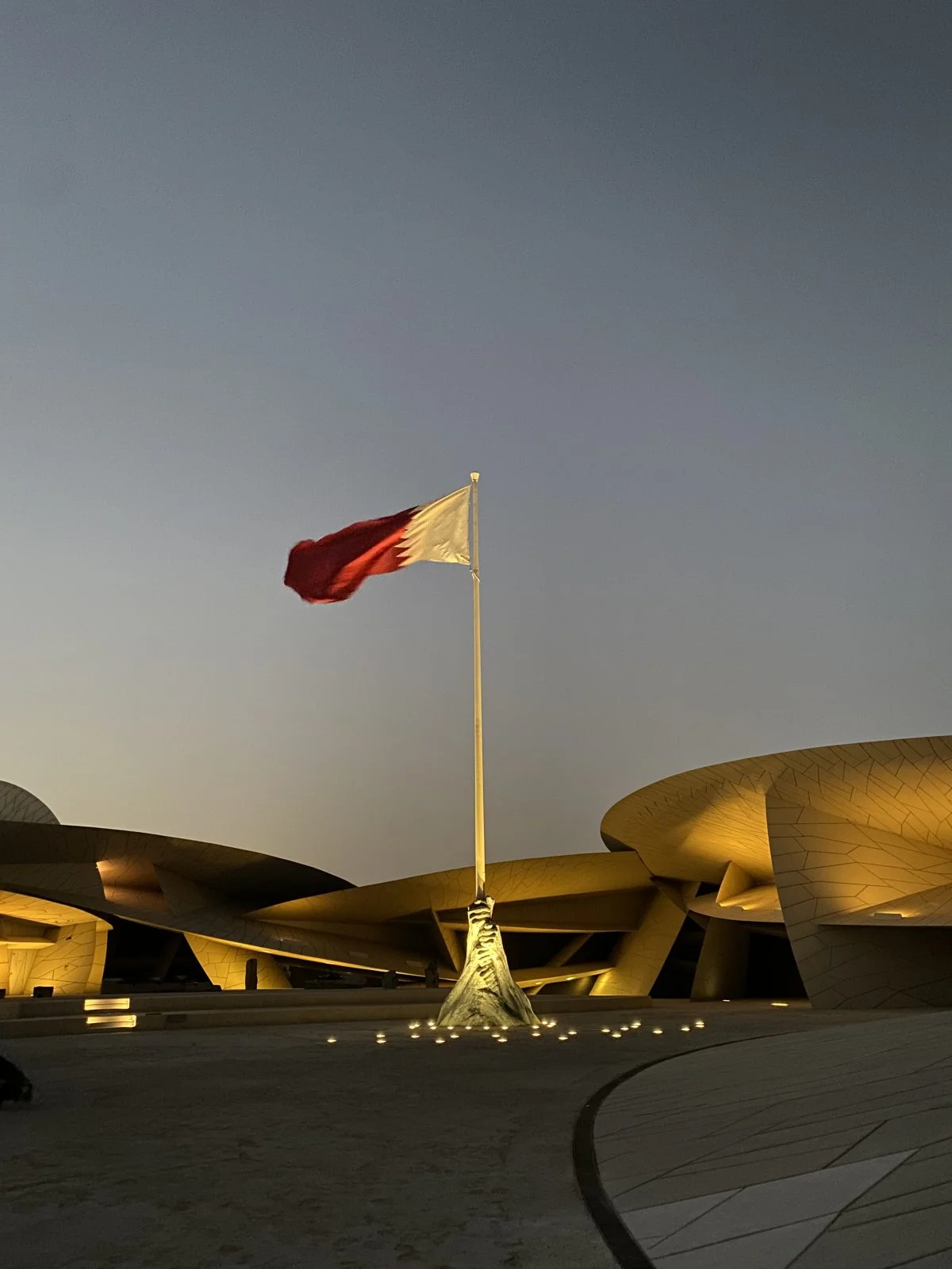 czerwono-biaął flaga Kataru łopocząca na wietrze