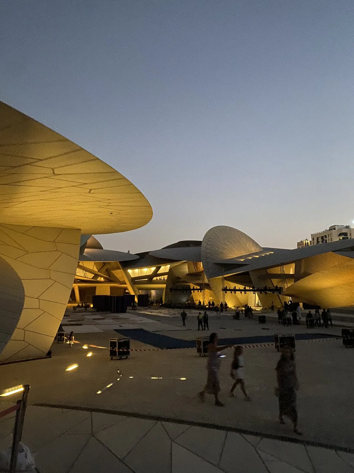 centrum konferencyjne z budynkami o obłych kształtach