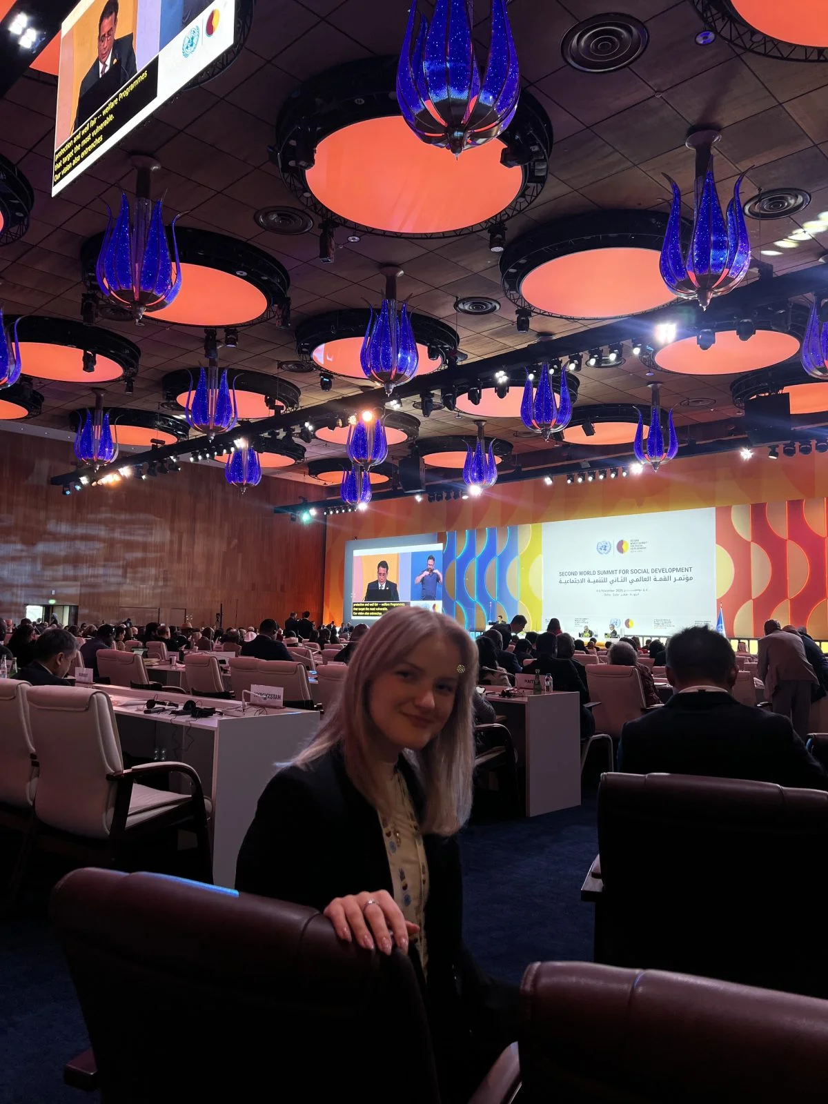 kobieta w sali konferencyjnej