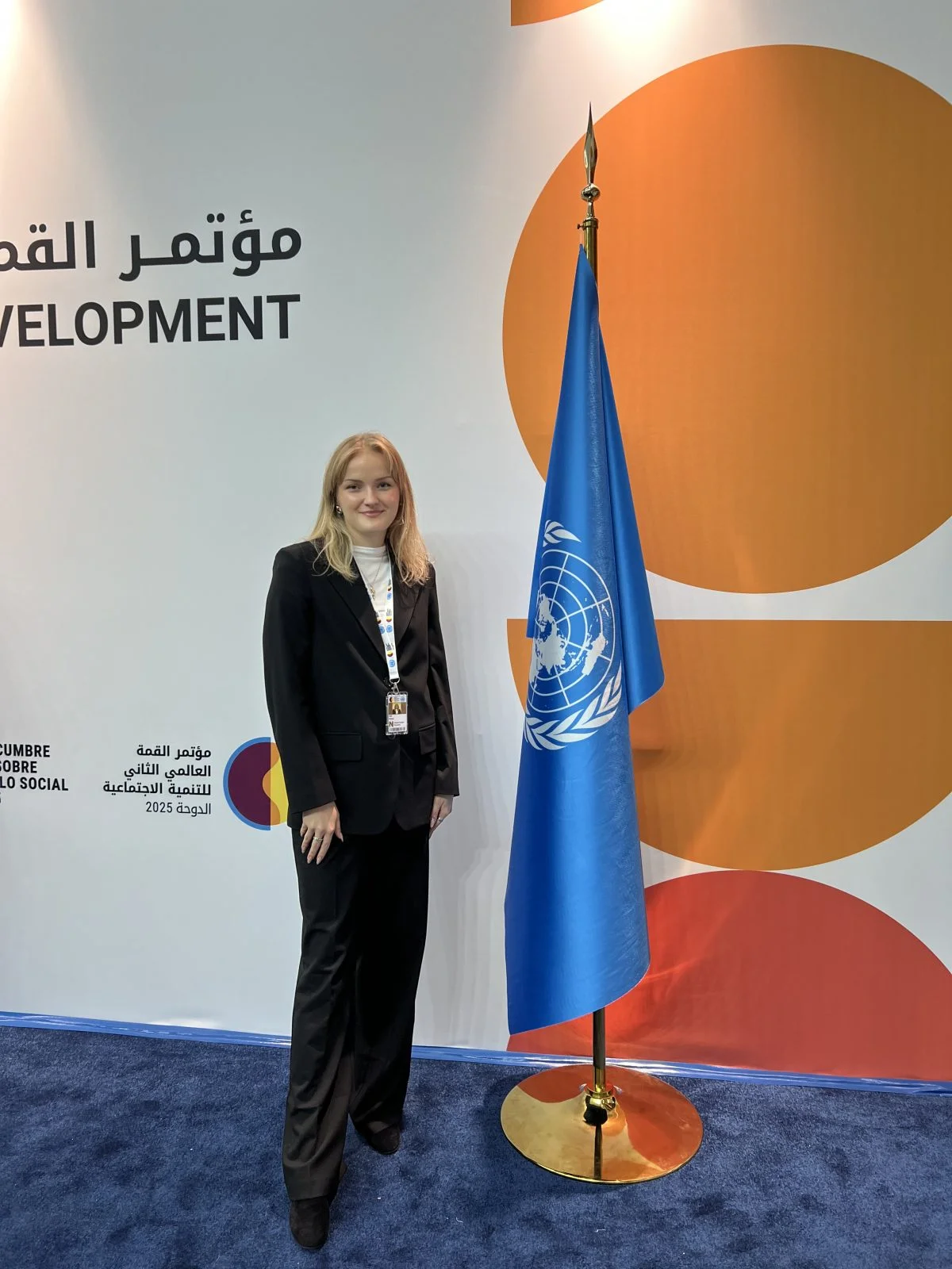 mloda kobieta soi obok flagi ONZ