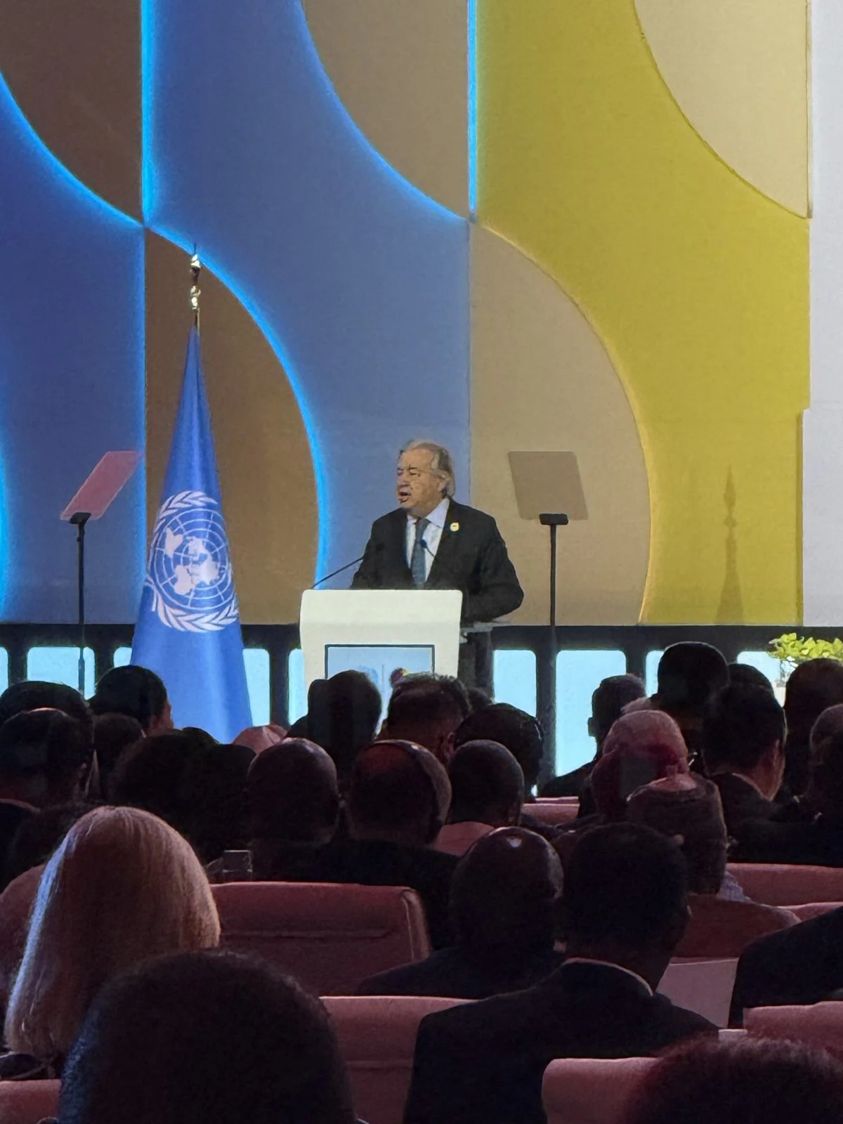 grupa ludzi w centrum konferencyjnym, przemawia starszy mężczyzna