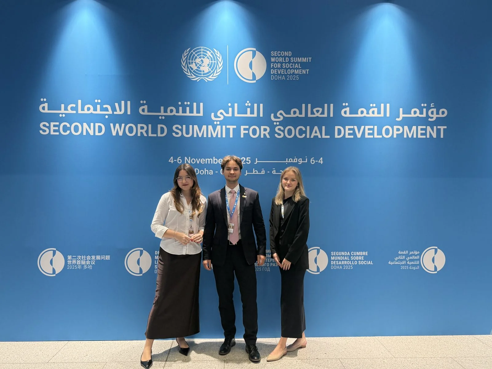 trójka młodych ludzi w centrum konferencyjnym