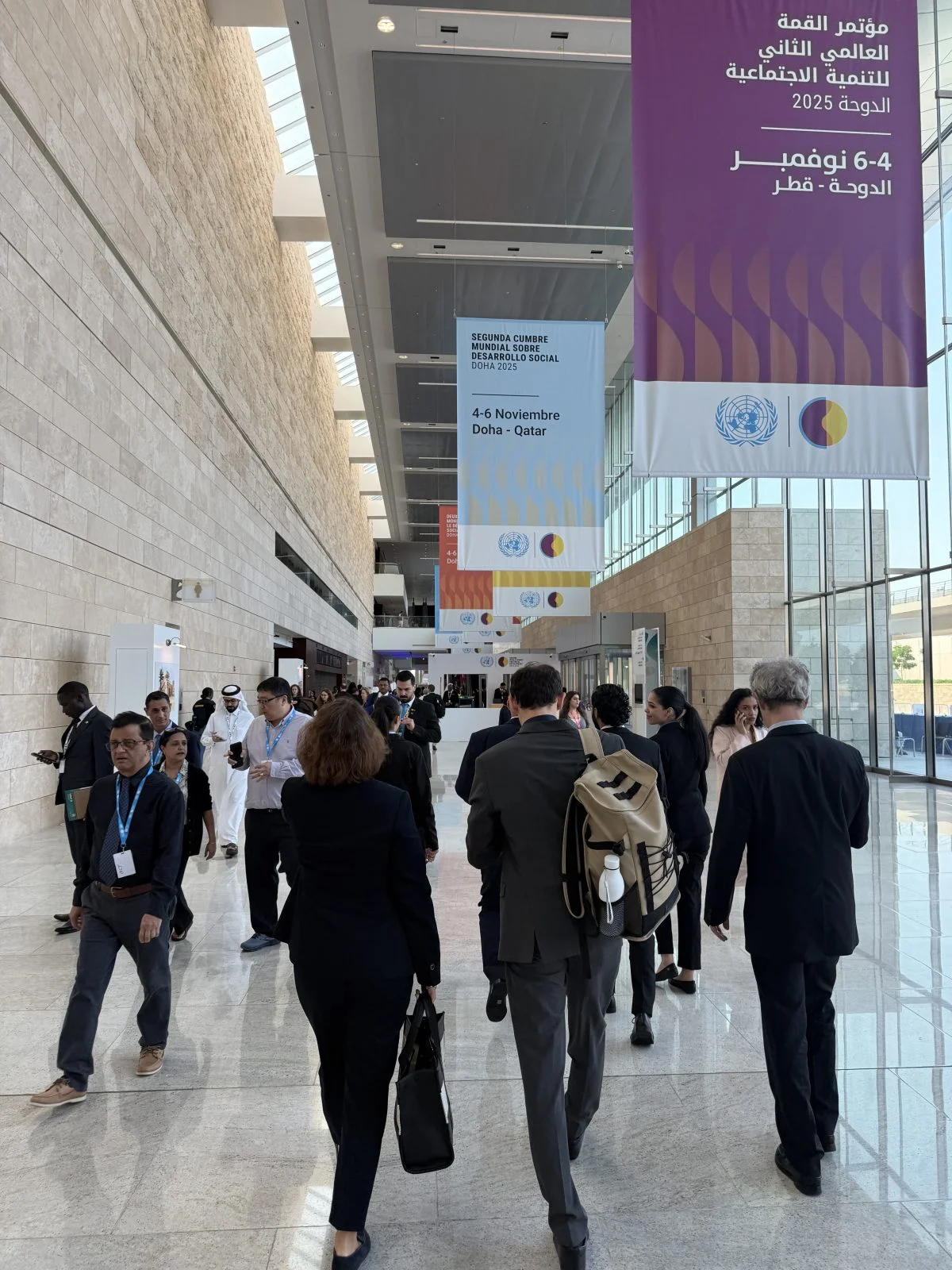 grupa ludzi w centrum konferencyjnym