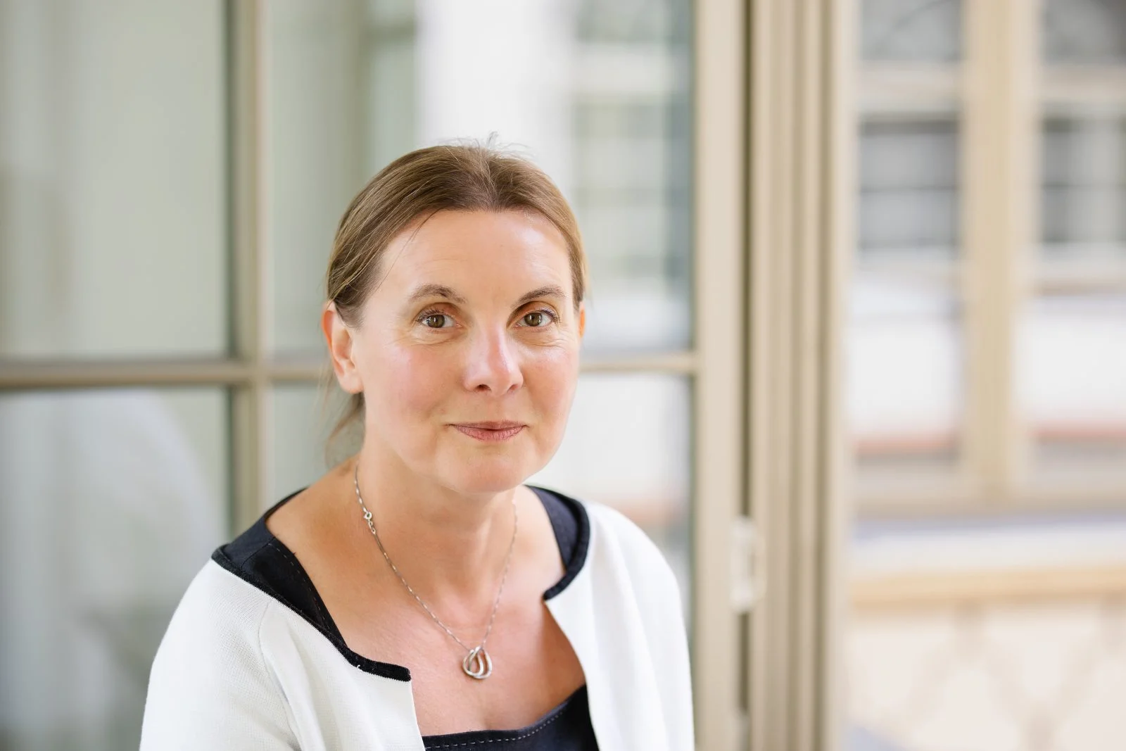 kobieta w średnim wieku w białym swetrze