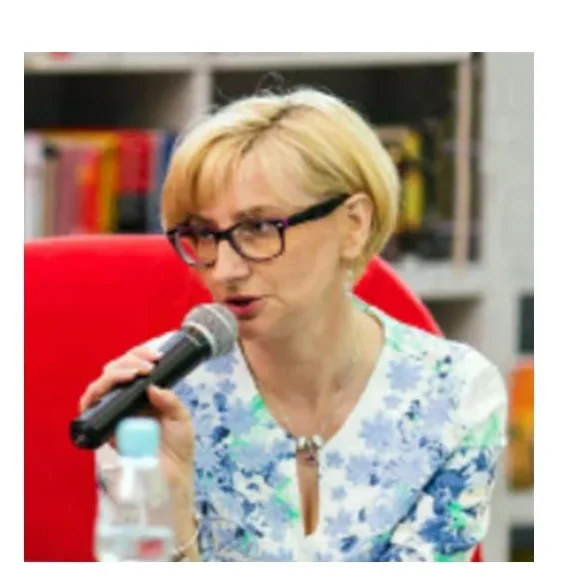 zdjęcie przedstawiające młodą kobietę z mikrofonem