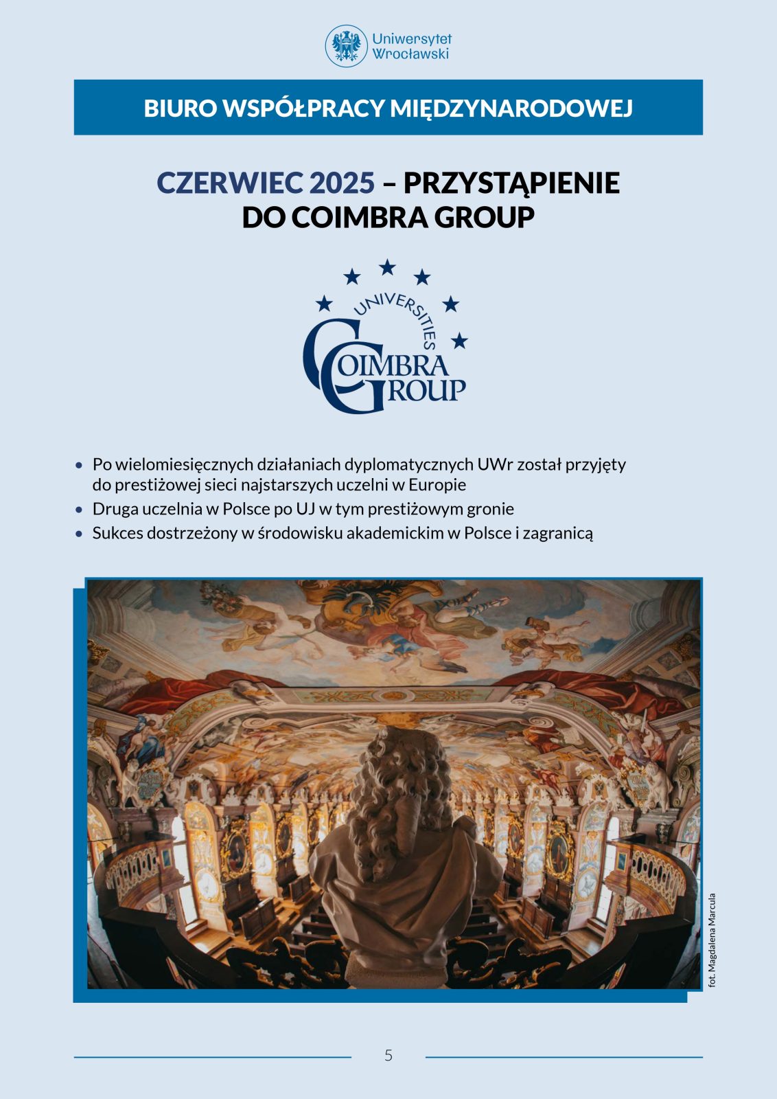 Infografika o przystąpieniu Uniwersytetu Wrocławskiego do Coimbra Group w czerwcu 2025. Zawiera logo Coimbra Group, listę kluczowych informacji oraz zdjęcie wnętrza barokowej Auli Leopoldyńskiej z rzeźbą na pierwszym planie.