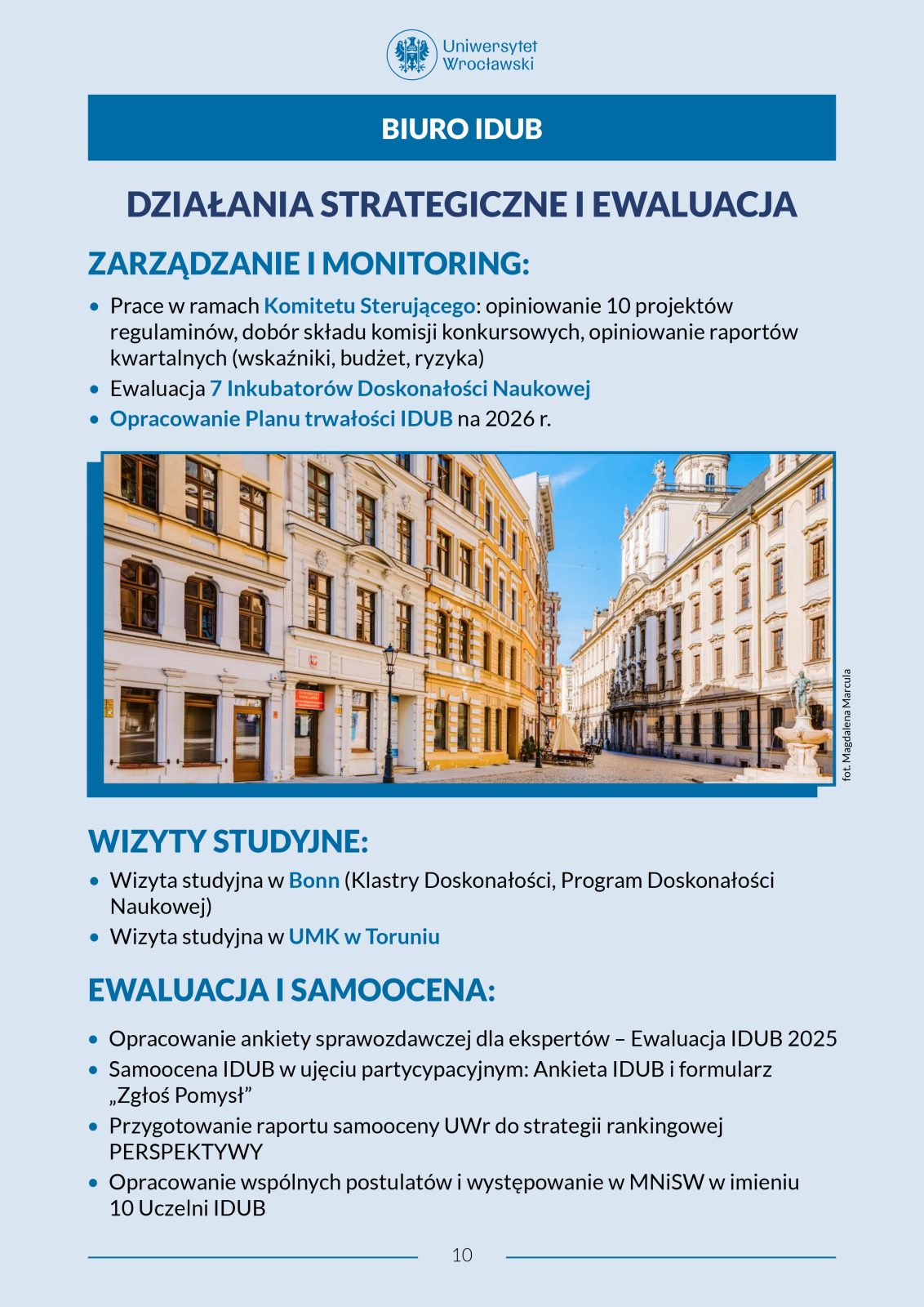 Infografika Biura IDUB opisująca działania strategiczne i ewaluacyjne, w tym zarządzanie i monitoring projektów, wizyty studyjne oraz procesy ewaluacji i samooceny. Na dole znajduje się zdjęcie ulicy w pobliżu zabytkowych budynków Uniwersytetu Wrocławskiego