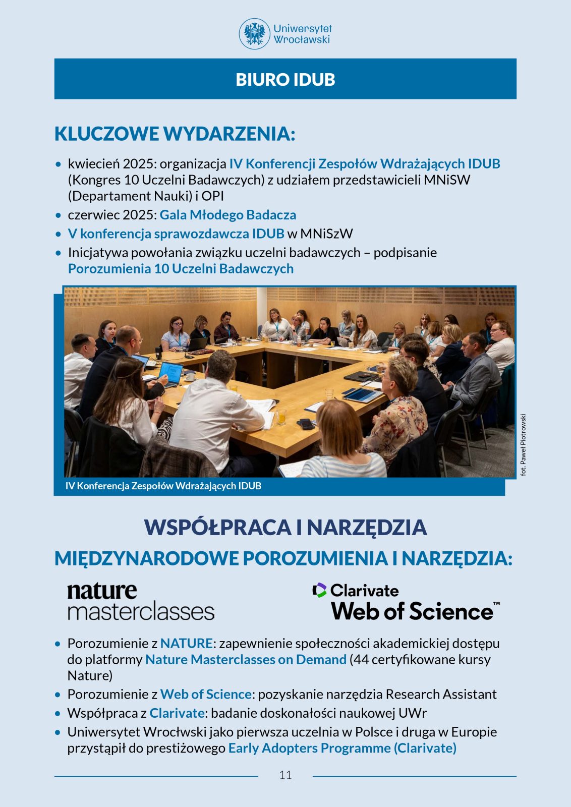 Infografika Biura IDUB przedstawiająca kluczowe wydarzenia, takie jak konferencje i inicjatywy w 2025 roku, oraz informacje o współpracy międzynarodowej i narzędziach, w tym Nature Masterclasses i Web of Science. Na dole znajduje się zdjęcie sali konferencyjnej, w której grupa osób siedzi wokół dużego stołu podczas spotkania.
