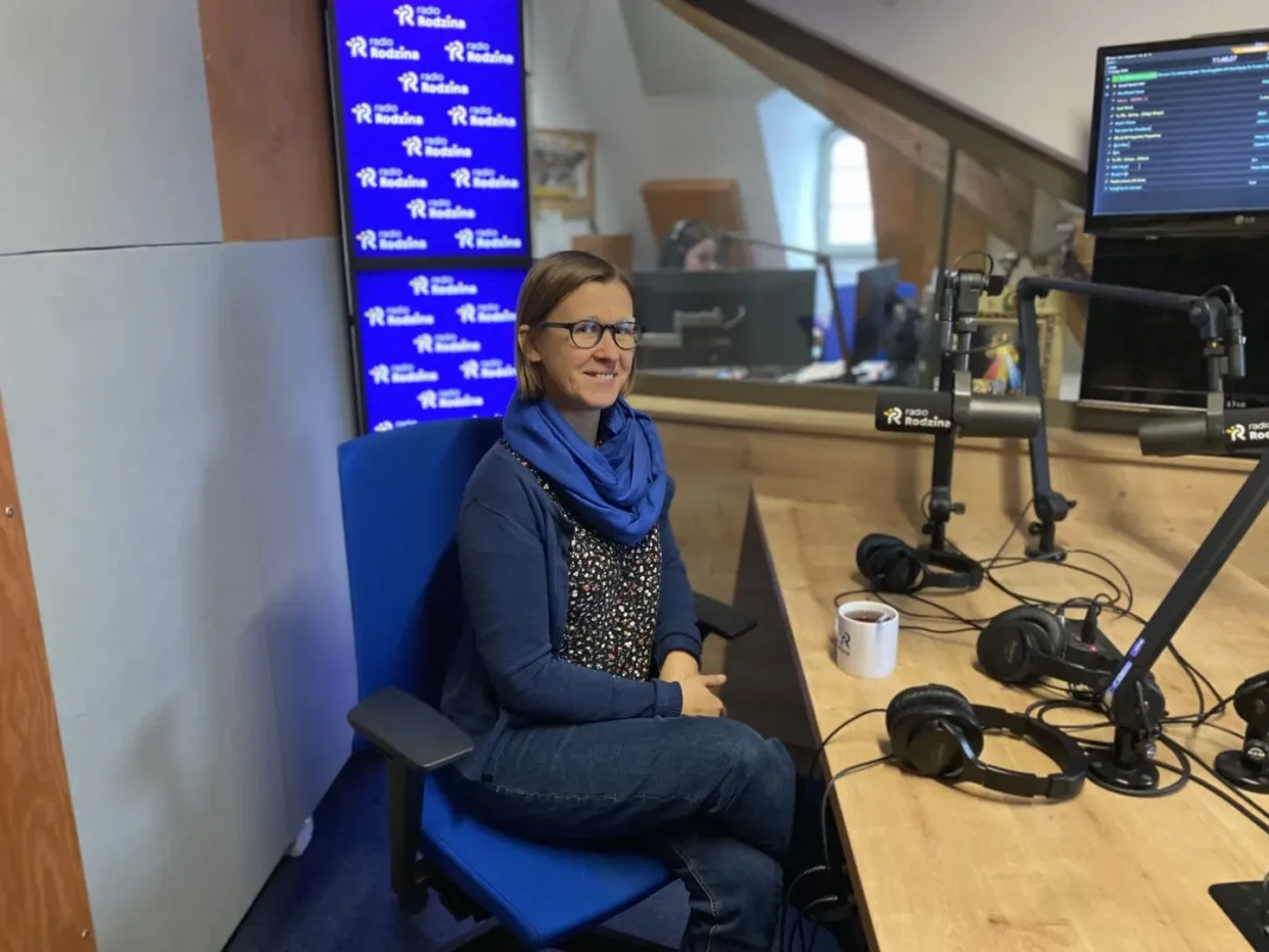 Mężczyzna udzielający wywiadu w Radiu.