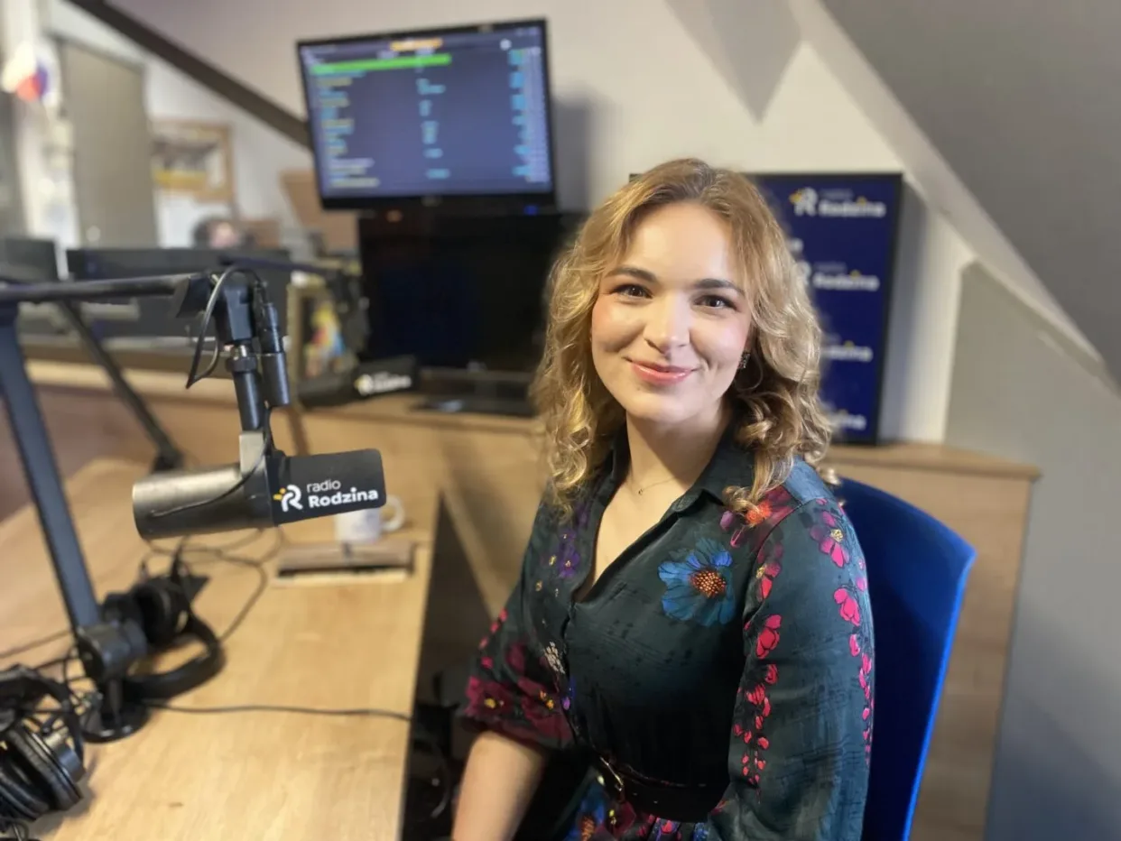 Mężczyzna udzielający wywiadu w Radiu.