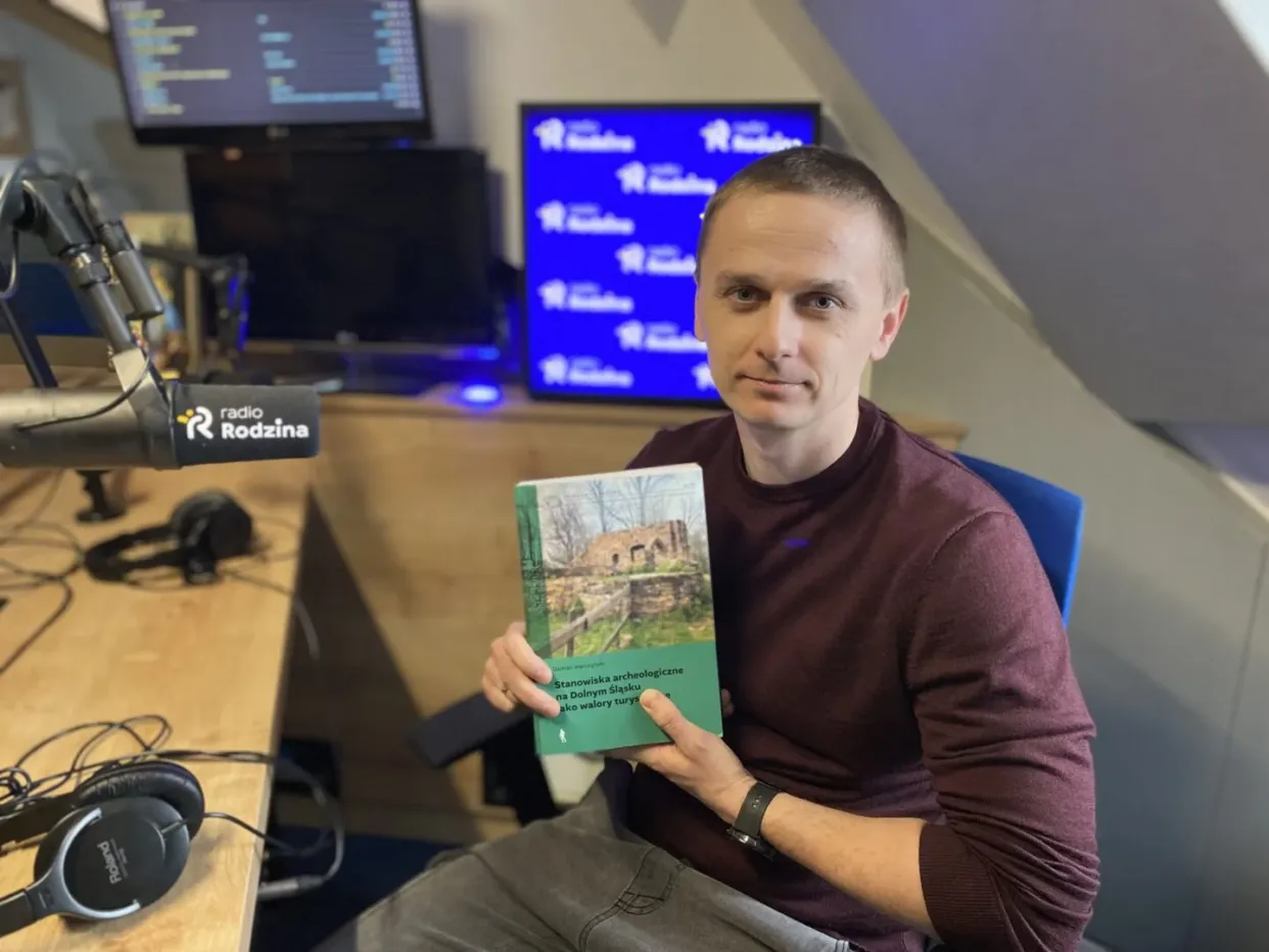 Mężczyzna udzielający wywiadu w Radiu.