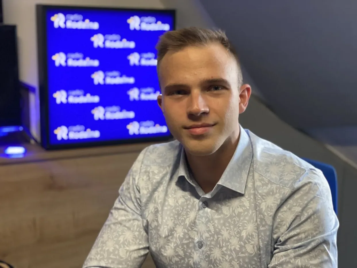 Mężczyzna udzielający wywiadu w Radiu.
