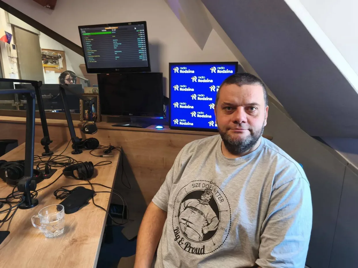 Mężczyzna udzielający wywiadu w Radiu.