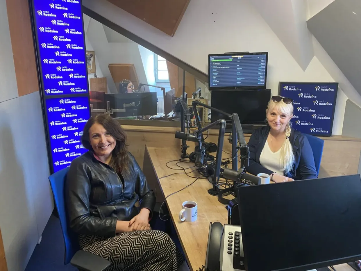 Mężczyzna udzielający wywiadu w Radiu.