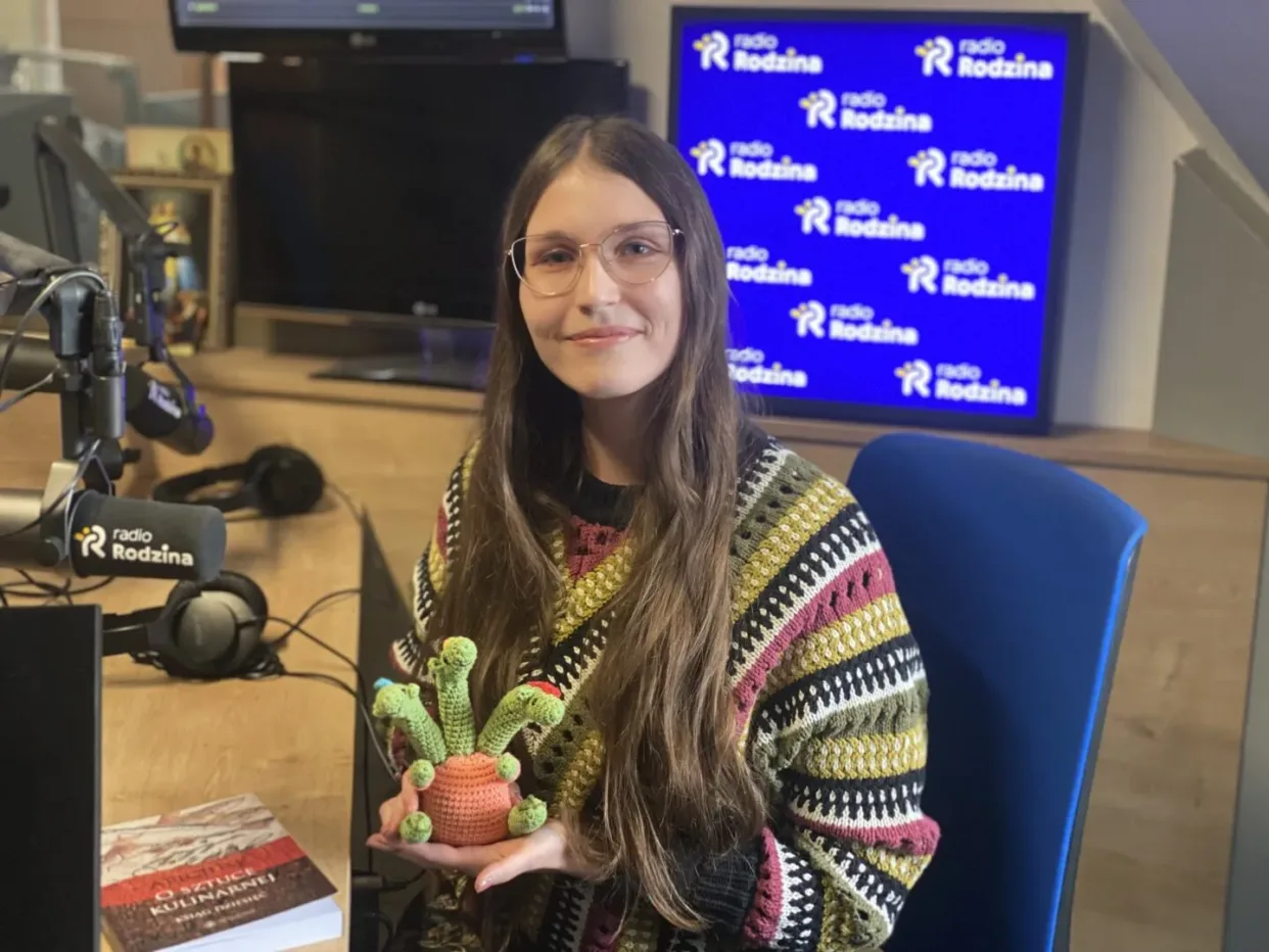 Mężczyzna udzielający wywiadu w Radiu.