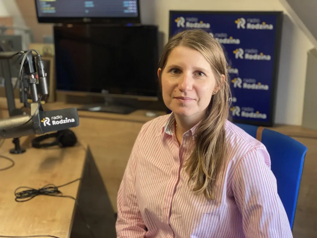 Mężczyzna udzielający wywiadu w Radiu.