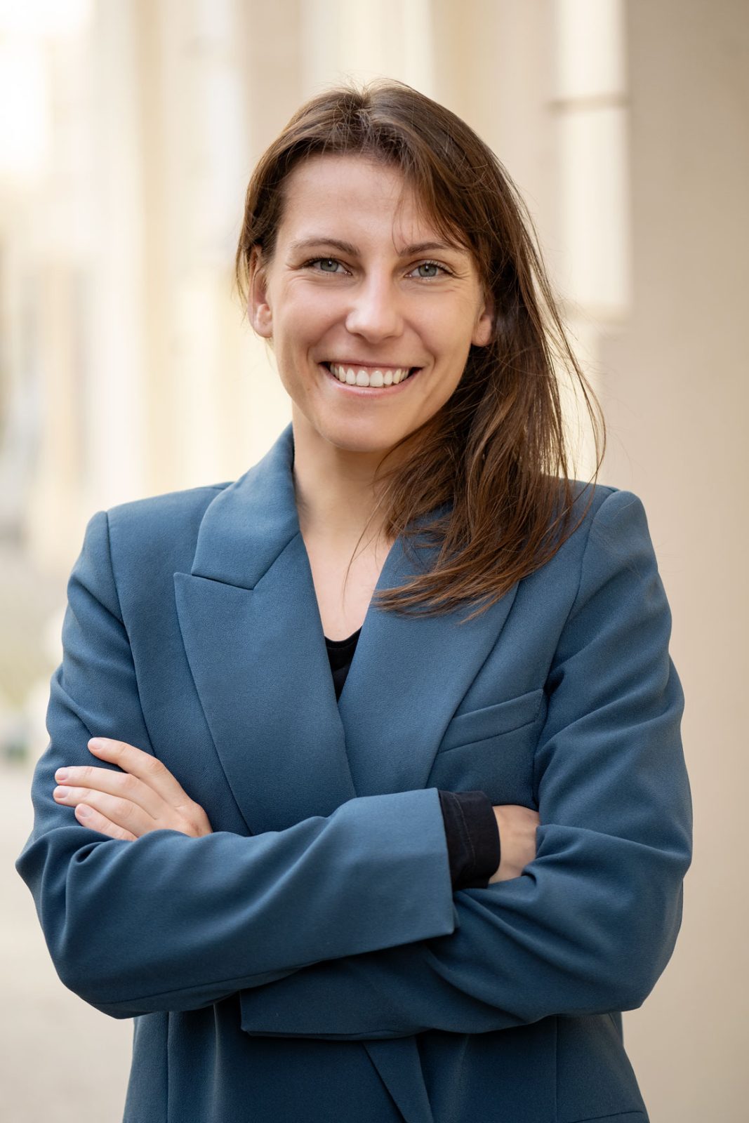 uśmiechnięta koibieta w marynarce