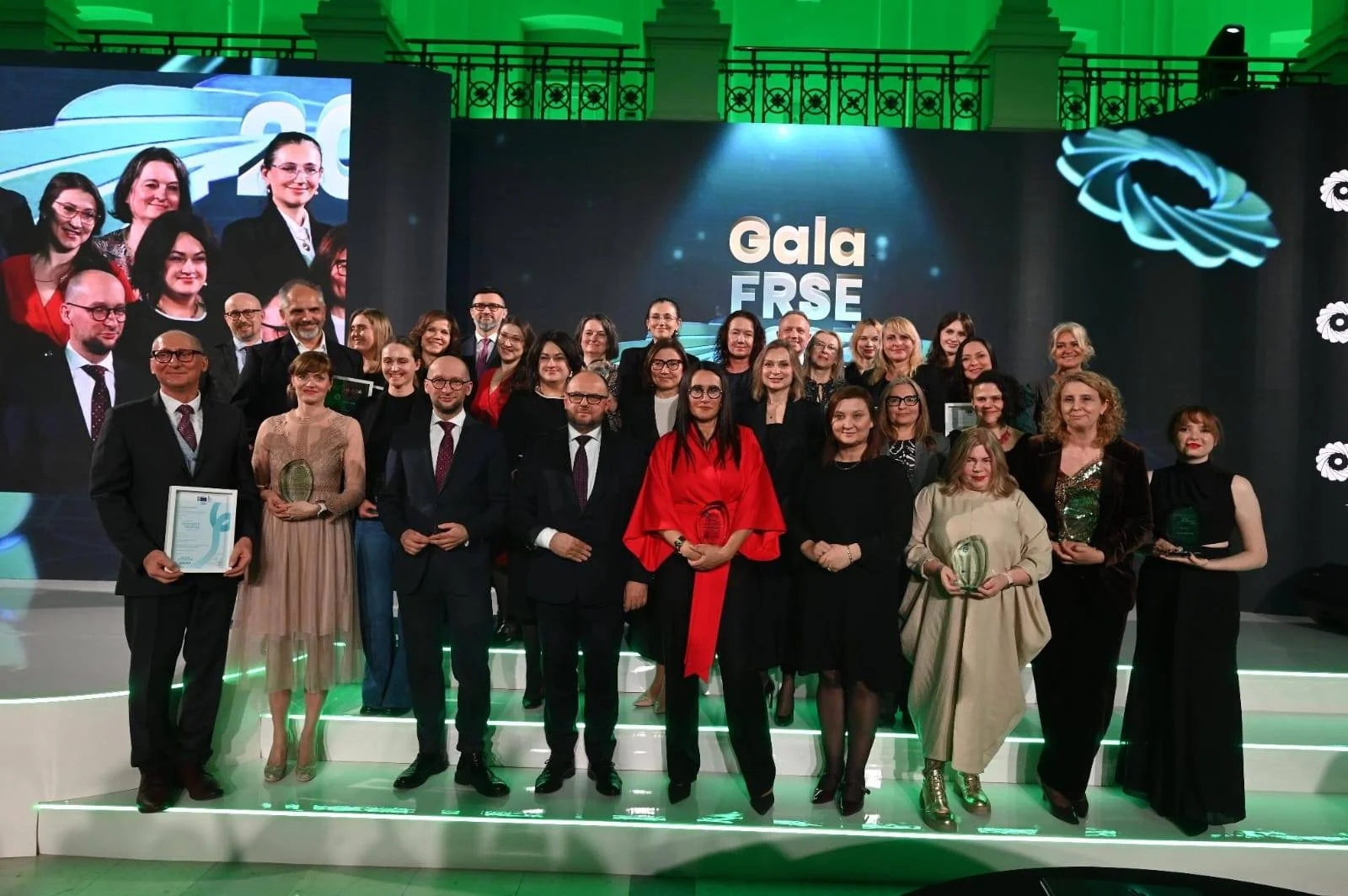 duża grupa ludzi na scenie