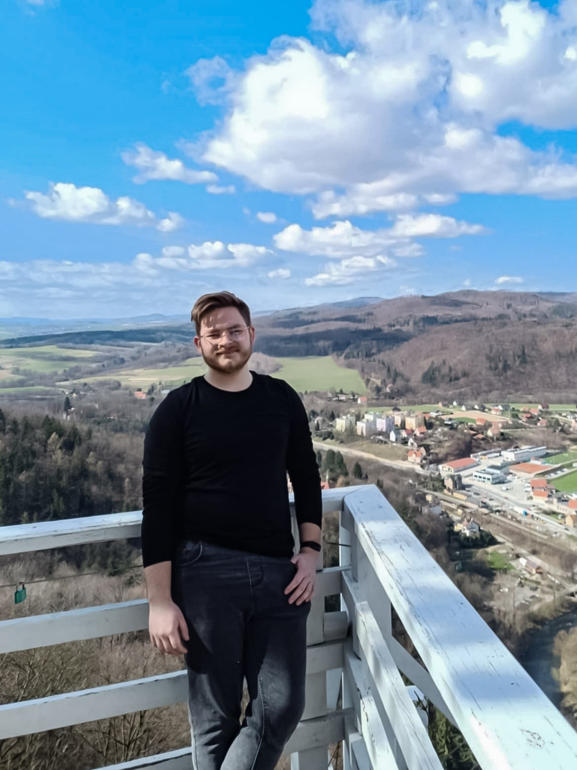 mężczyzna na tarasie widokowym