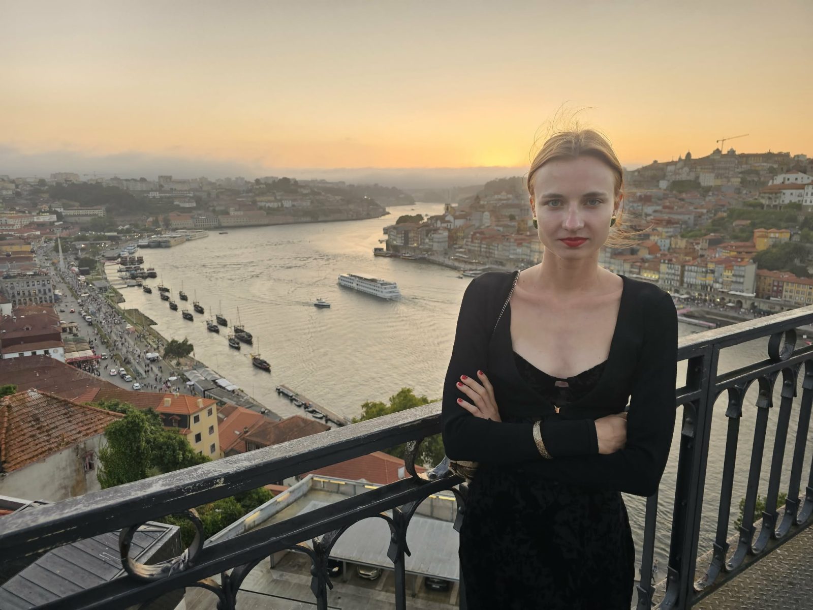 kobieta na tle rzeki