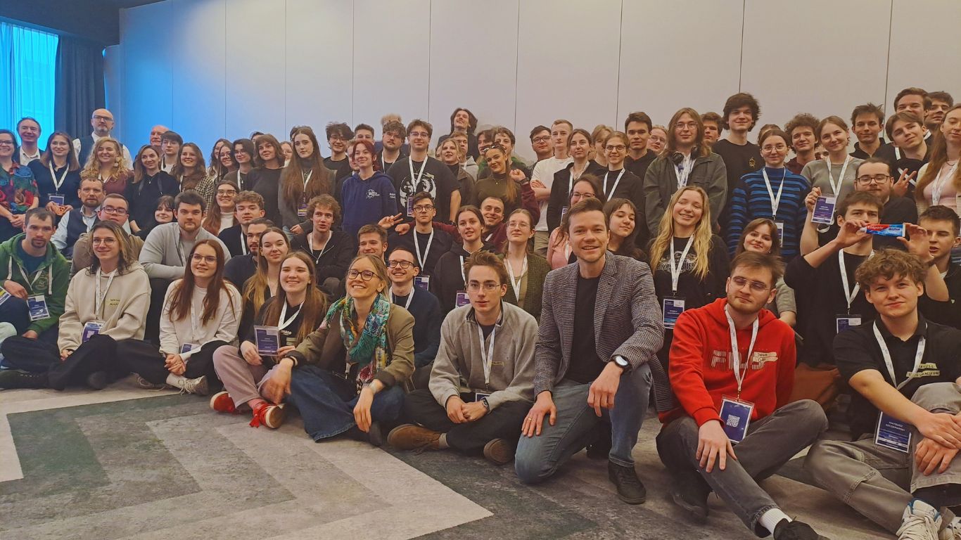 duża grupa ludzi pozuje do wspólnego zdjęcia