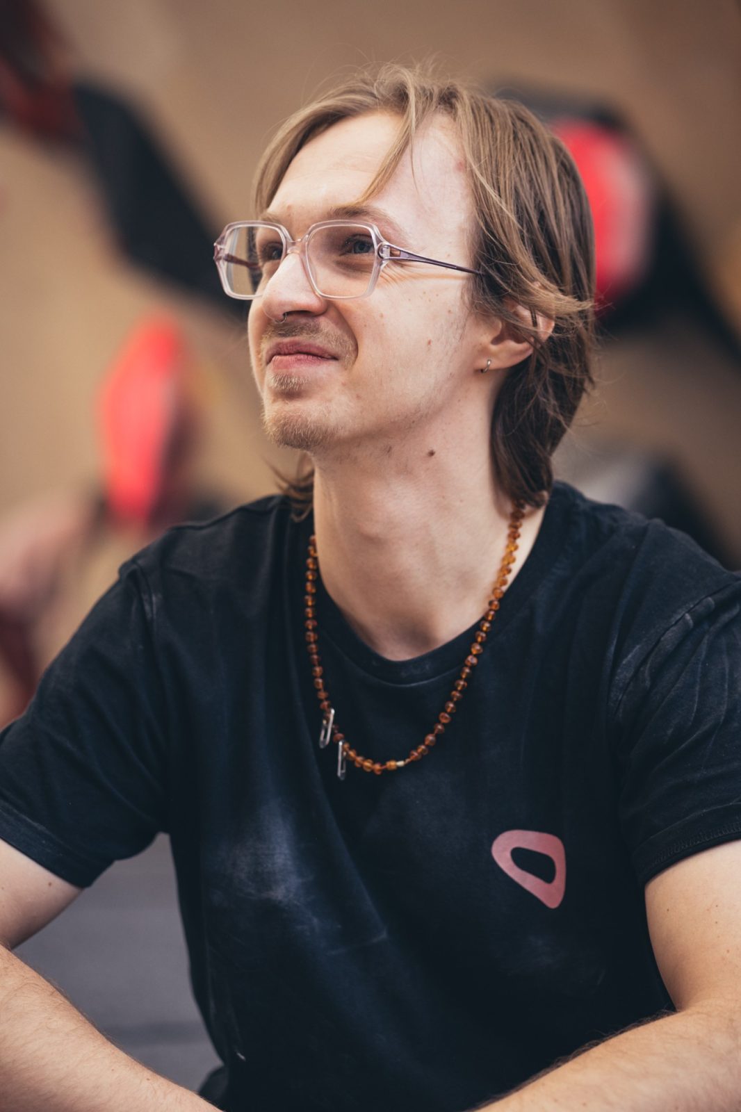 chłopak w okularach z długimi włosami