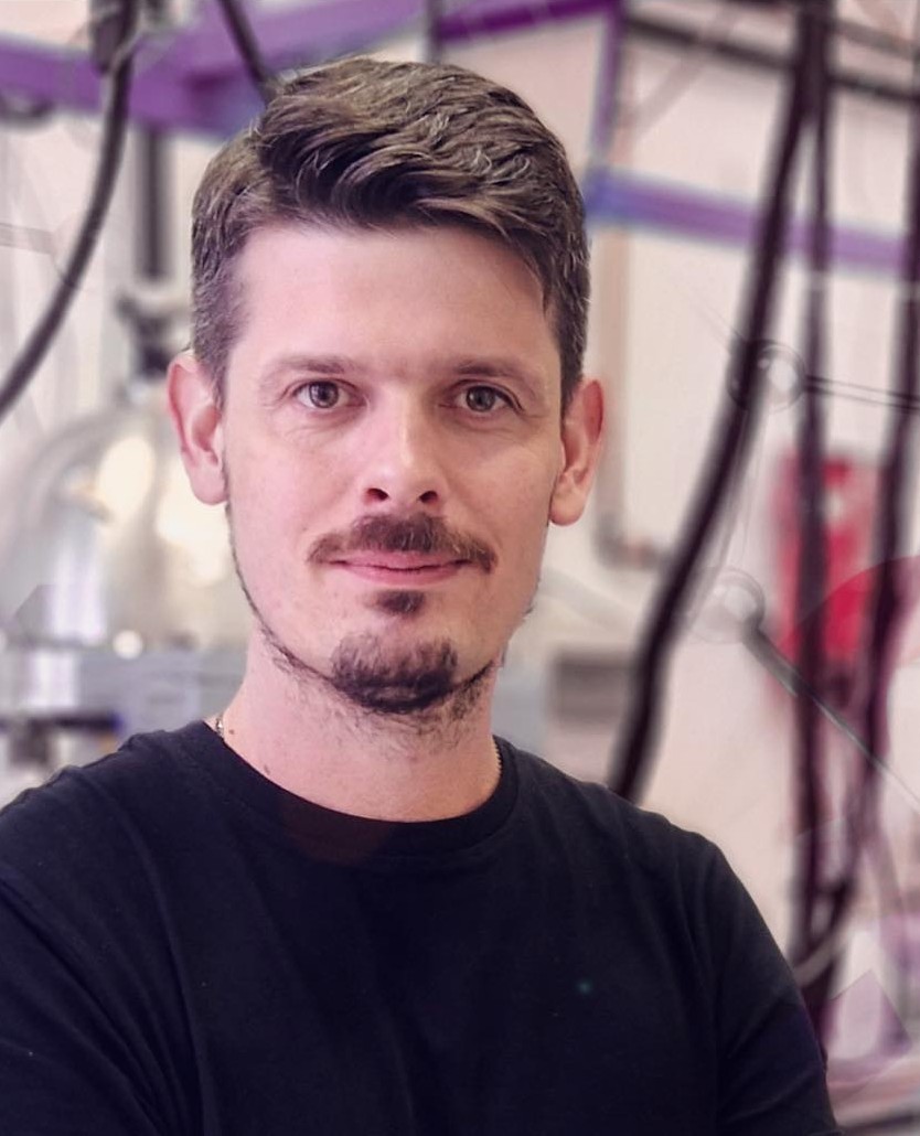 mężczyzna z niewielkim zarostem 