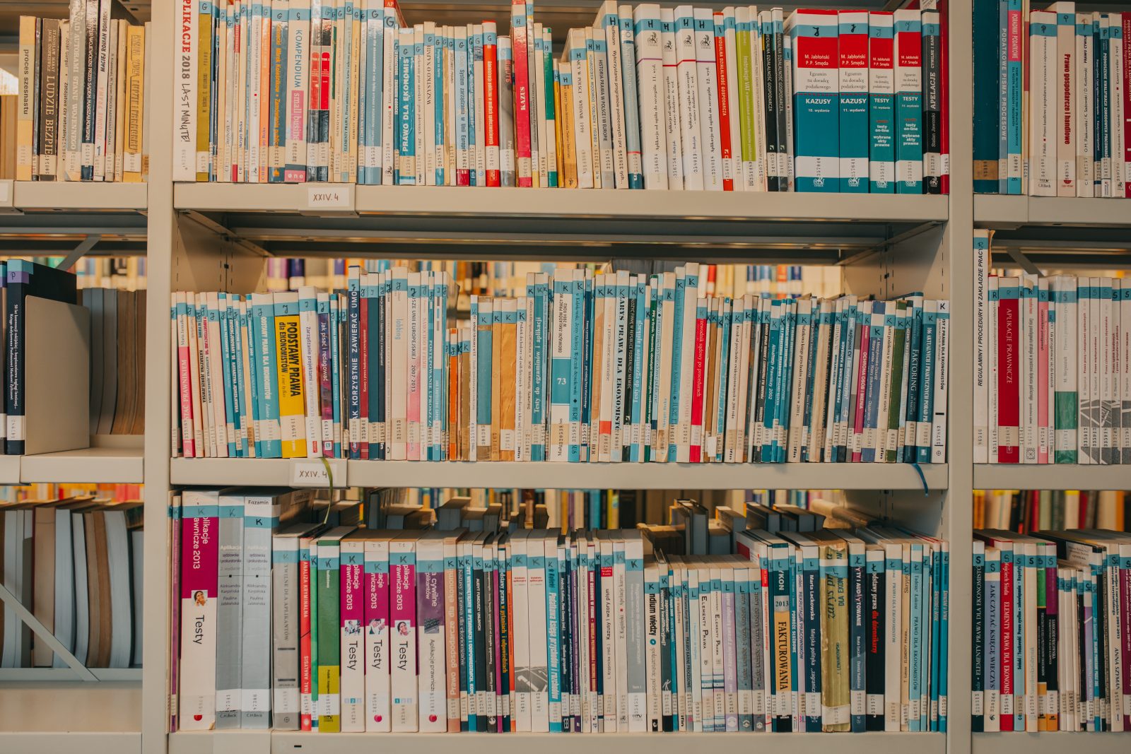 biblioteczny regał z książkami