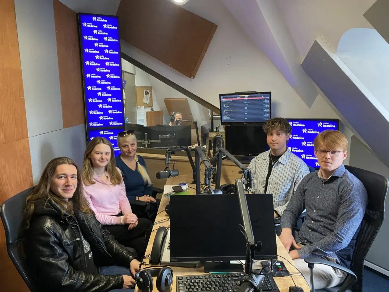 Mężczyzna udzielający wywiadu w Radiu.