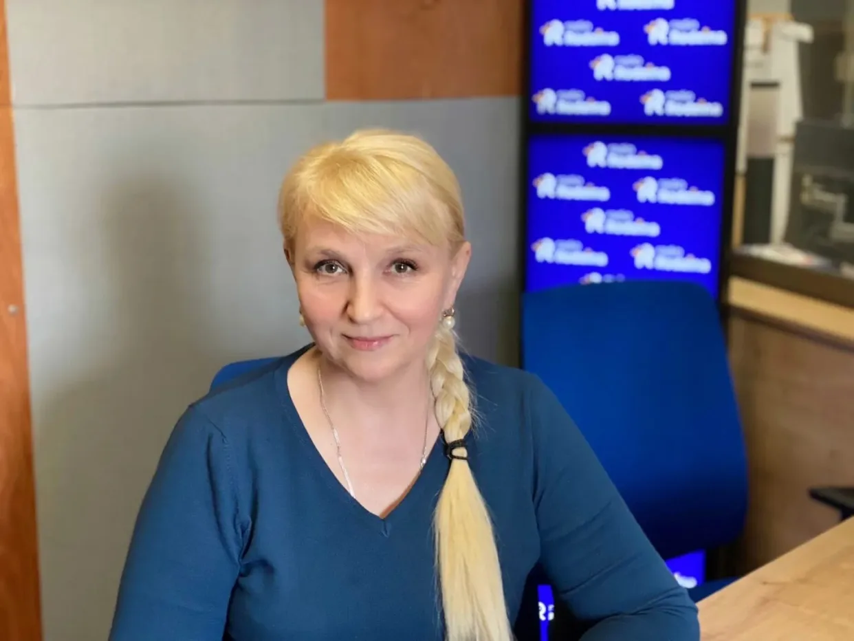 Mężczyzna udzielający wywiadu w Radiu.