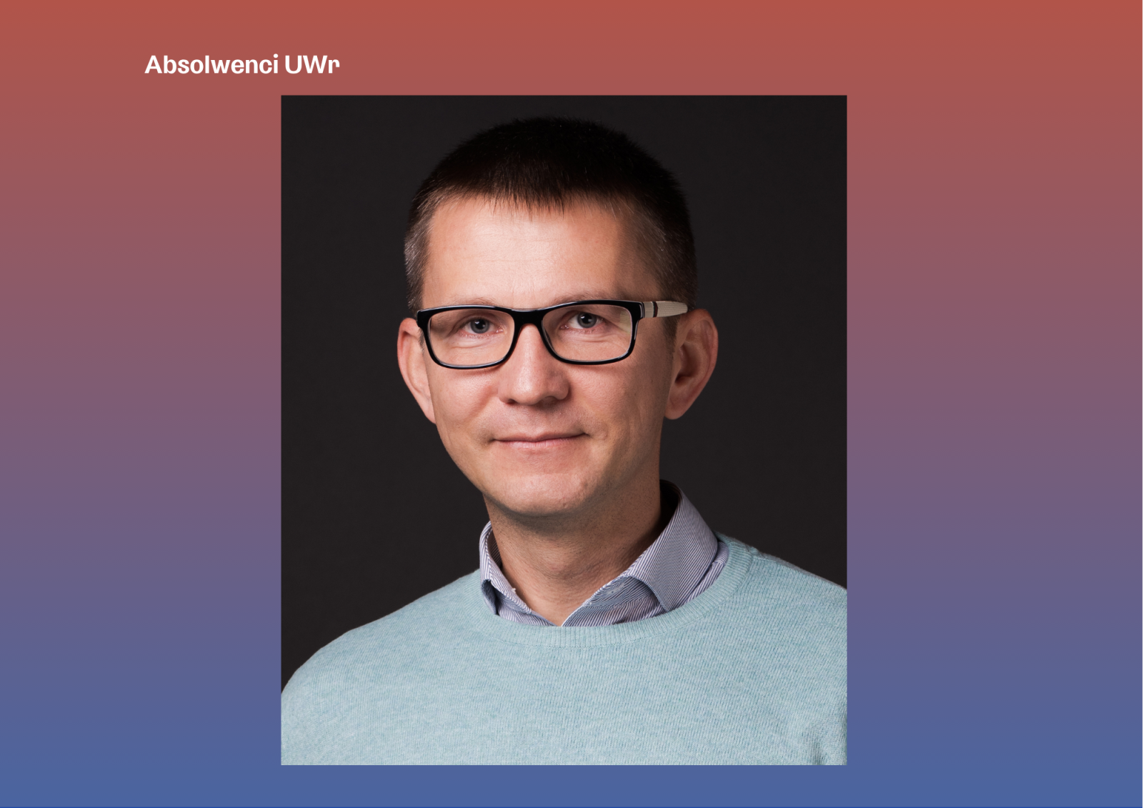 Mężczyzna w średnim wieku w okularach na ciemnym tle, ubrany w koszulę i sweter. Nad zdjęciem widnieje napis "Absolwenci UWr", a zdjęcie osadzone jest na gradientowym tle.