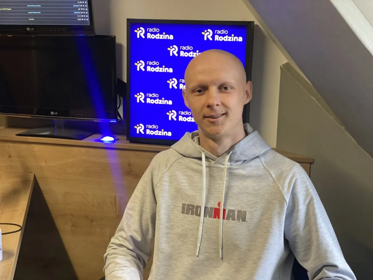 Mężczyzna udzielający wywiadu w Radiu.