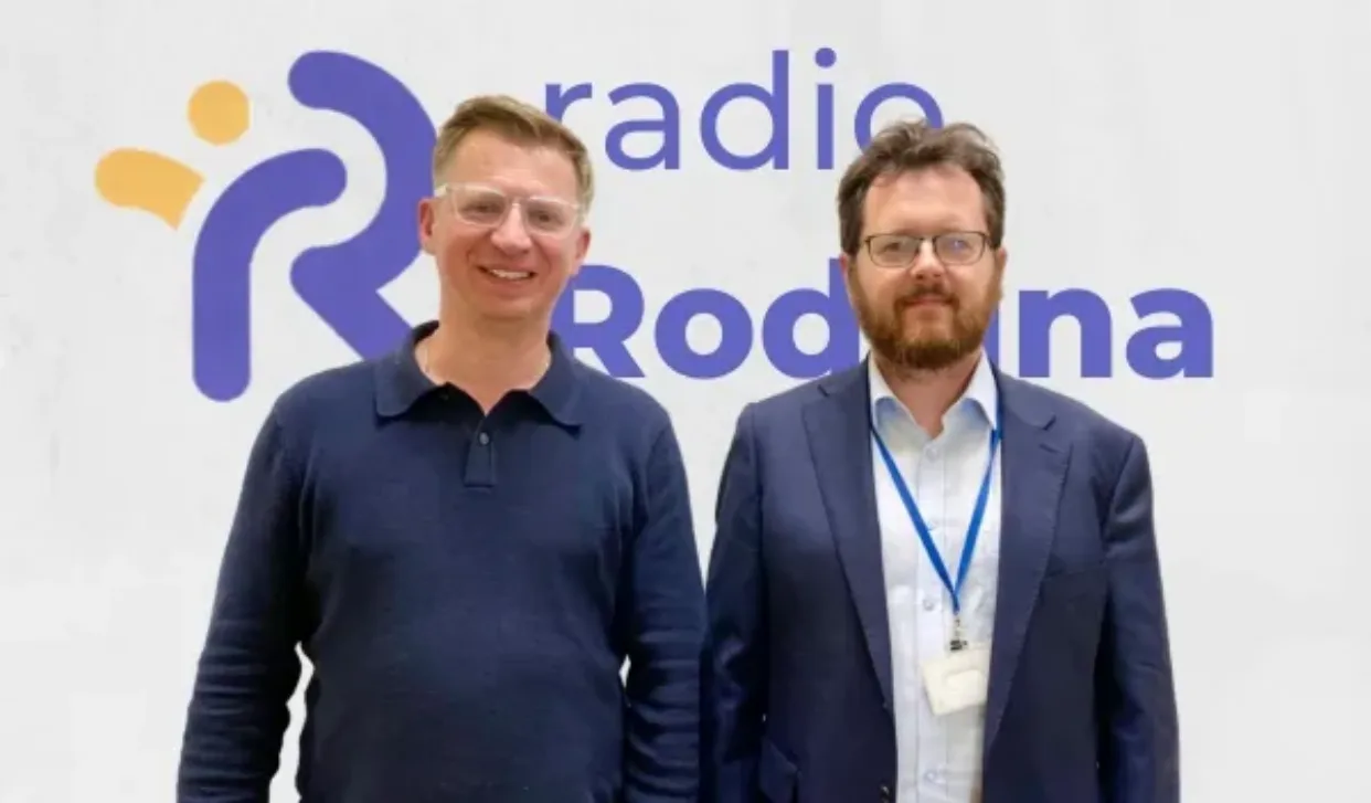 Mężczyzna udzielający wywiadu w Radiu.