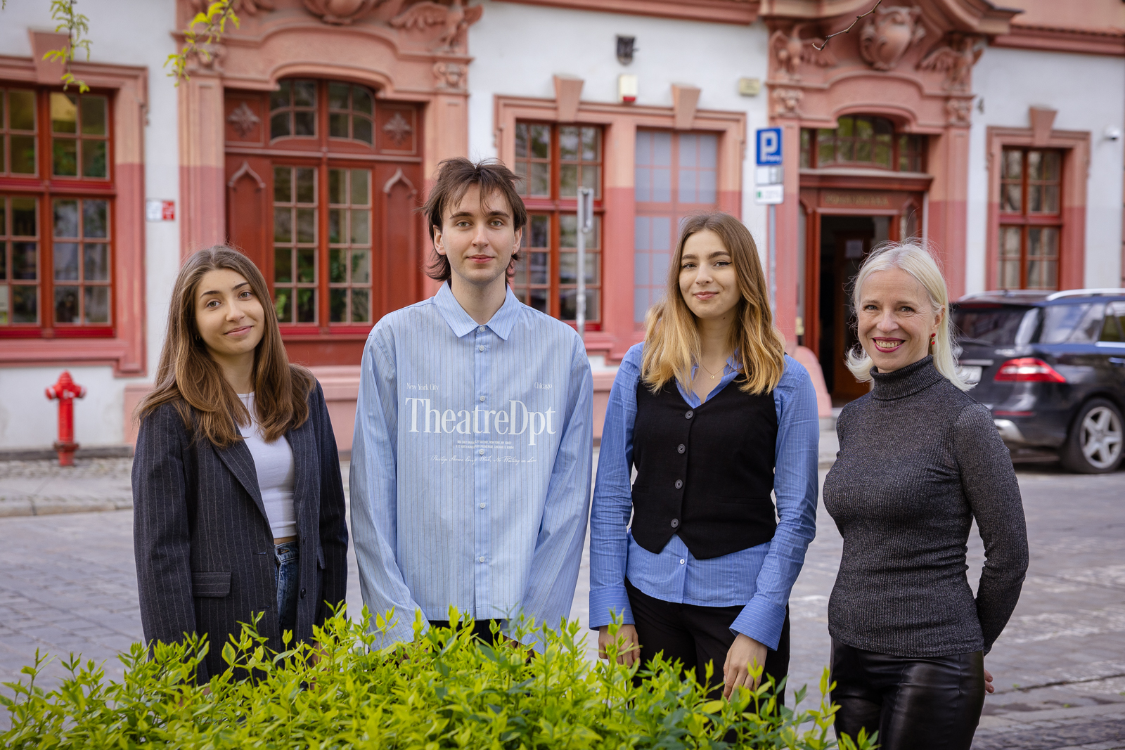 Uczestnicy trzeciej edycji wielostronnego programu podwójnego dyplomowania „Arqus MMDPinT”, studenci IFR UWr (od lewej) Gabriela Tomaszewska, Maciej Zych, Julia Pawluś, oraz dr Anna Kuźnik, koordynatorka programu w IFR UWr, fot. Paweł Piotrowski