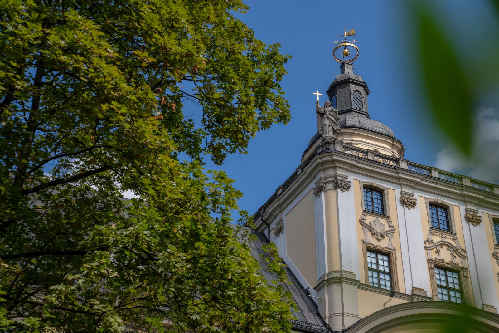 Zbliżenie na wieżę matematyczną z tarasem widokowym i kopułą. po lewej stronie drzewo
