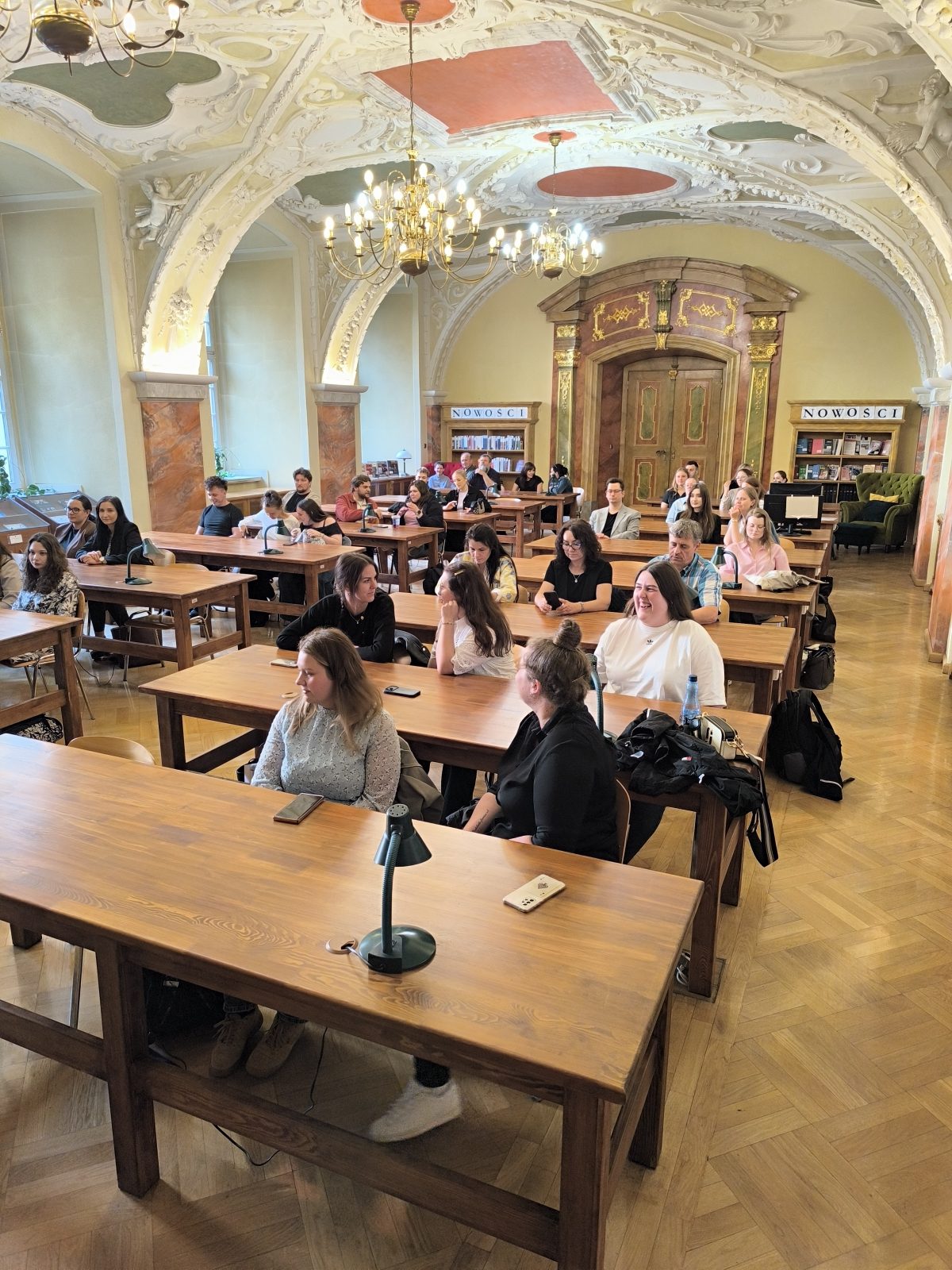 Spotkanie odbyło się w reprezentacyjnej sali Biblioteki Instytutu Filologii Polskiej imienia Władysława Nehringa (1830–1909). Obecni z dużym zainteresowaniem wysłuchali mini wykładu, barwnej opowieści o patronie sali, uniwersalnym uczonym i jedynym polskim rektorze niemieckiego uniwersytetu we Wrocławiu. Bohater wykładu jest postacią symboliczną dla współczesnego Wydziału Filologicznego, składającego się z Instytutu Filologii Germańskiej i Instytutu Filologii Polskiej. Studentki i Studenci kończący III rok studiów licencjackich oraz II rok studiów magisterskich licznie przybyli, aby świętować ten ważny moment w ich życiu i karierze zawodowej. W uroczystości wzięli udział promotorzy prac licencjackich i magisterskich oraz przedstawiciele dyrekcji Instytutu Filologii Germańskiej i władz dziekańskich Wydziału Filologicznego. Bohaterowie uroczystości zgodnie podkreślali, że było to znakomite i wzruszające podsumowanie czasu ich studiów na Uniwersytecie Wrocławskim.
