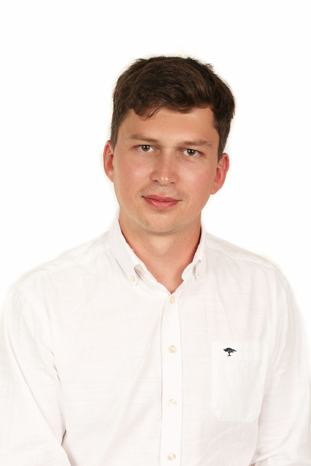 mężczyzna w białej koszuli na białym tle