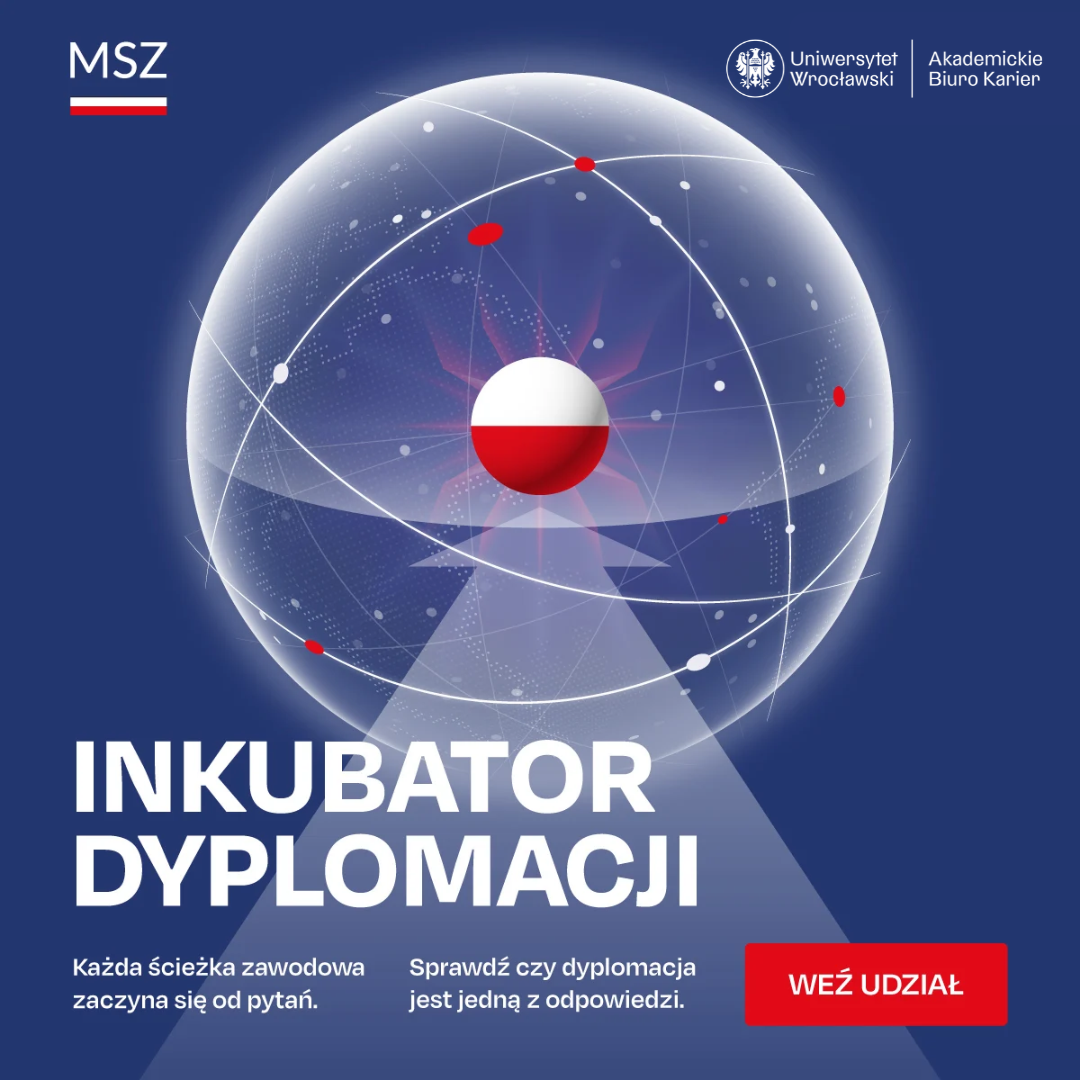 Grafika ma ciemnoniebieskie, wpadające w fiolet tło. W jej górnej części widoczne są logotypy organizatorów: po lewej stronie znajduje się napis „MSZ” z poziomym czerwoną linią poniżej, a po prawej herb oraz napisy „Uniwersytet Wrocławski” i „Akademickie Biuro Karier”.Centralną część grafiki zajmuje duża, przezroczysta kula przypominająca cyfrowy model globu lub atomu, spowita siecią delikatnych linii i punktów oraz smugami światła. W samym środku kuli znajduje się okrągły element w barwach polskiej flag – biały u góry i czerwony u dołu. Od dołu kuli w górę skierowana jest jasna poświata w kształcie szerokiego promienia światła.W dolnej połowie grafiki umieszczono duże, białe napisy wielkimi literami:INKUBATOR DYPLOMACJI Poniżej głównego tytułu znajdują się dwa zdania pisane mniejszą czcionką:„Każda ścieżka zawodowa zaczyna się od pytań.” „Sprawdź czy dyplomacja jest jedną z odpowiedzi.” W prawym dolnym rogu umieszczono prostokątny, czerwony przycisk z białym napisem: WEŹ UDZIAŁ